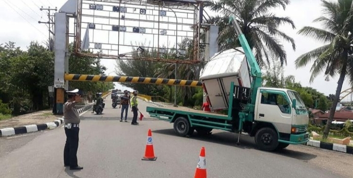 Mobil Box Nyangkut di Portal Jembatan Siak I