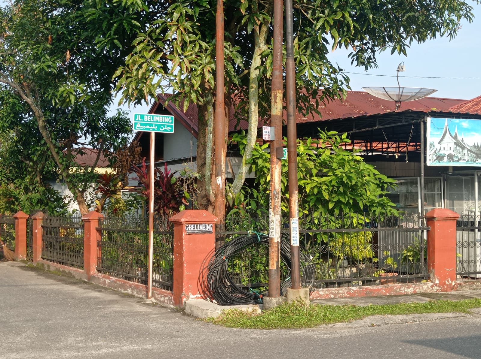 Warga Jalan Selamat Kembali Resah dengan Penanaman Tiang dan Kabel Internet Tanpa Izin