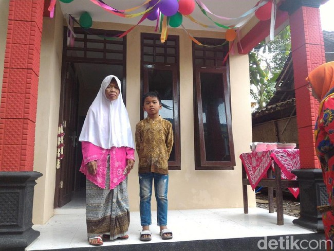 Nenek Pemulung dan Cucunya di Boyolali ini Akhirnya Punya Rumah