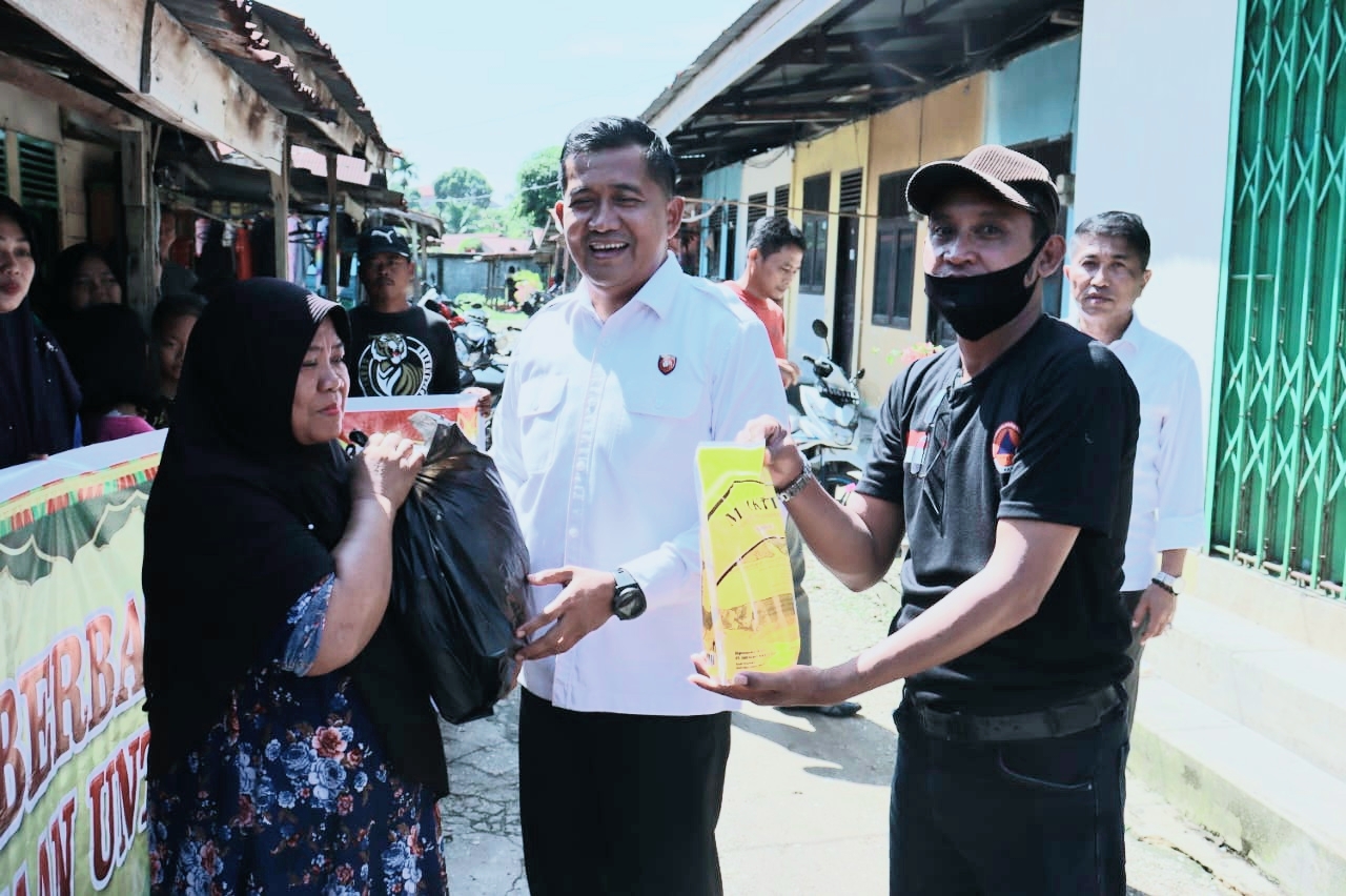 Polda Riau Peduli Bagikan Paket Sembako kepada Warga