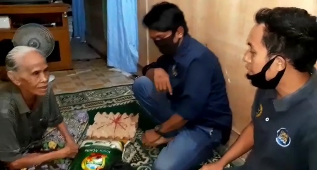 Tak Kenal Siang dan Malam PWI Inhil Terus Berikan Bantuan