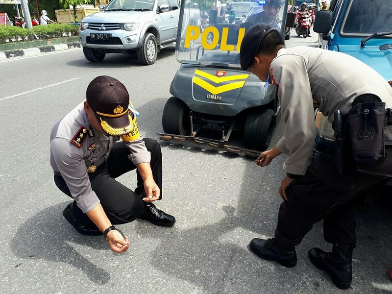 Wakapolresta Pekanbaru Pungut Paku di Jalan Raya