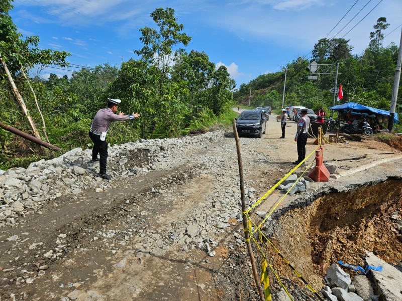 Jalan Lintas Riau - Sumbar Amblas, Polisi Berlakukan Sistem Buka Tutup