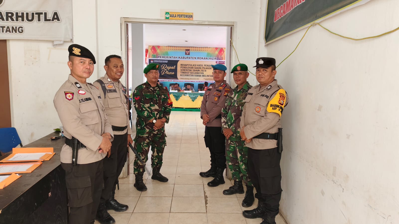 Personel Polsek Rimba Melintang Amankan Rapat Pleno Rekapitulasi Pilkada 2024 di Kantor PPK