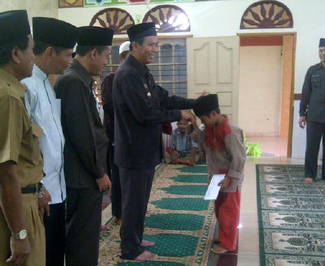 Walikota Pekanbaru Salurkan Bantuan Untuk 100 Kaum Dhuafa