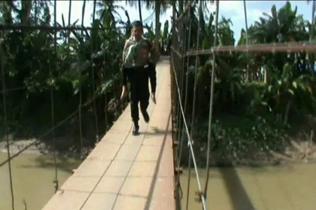 Brigadir Dony Reza, Bantu Warga Hingga Gendong Orang Sakit