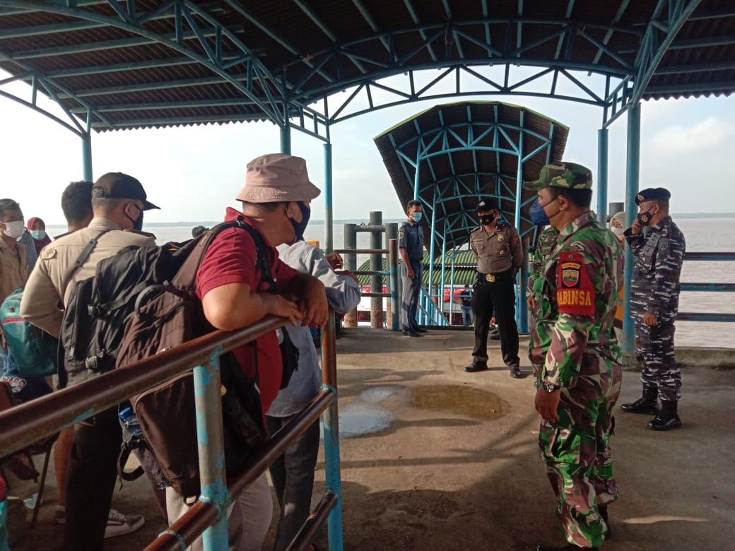 Bersama Instansi Terkait, Polsek Kuala Kampar Terus Pantau Prokes di Pelabuhan