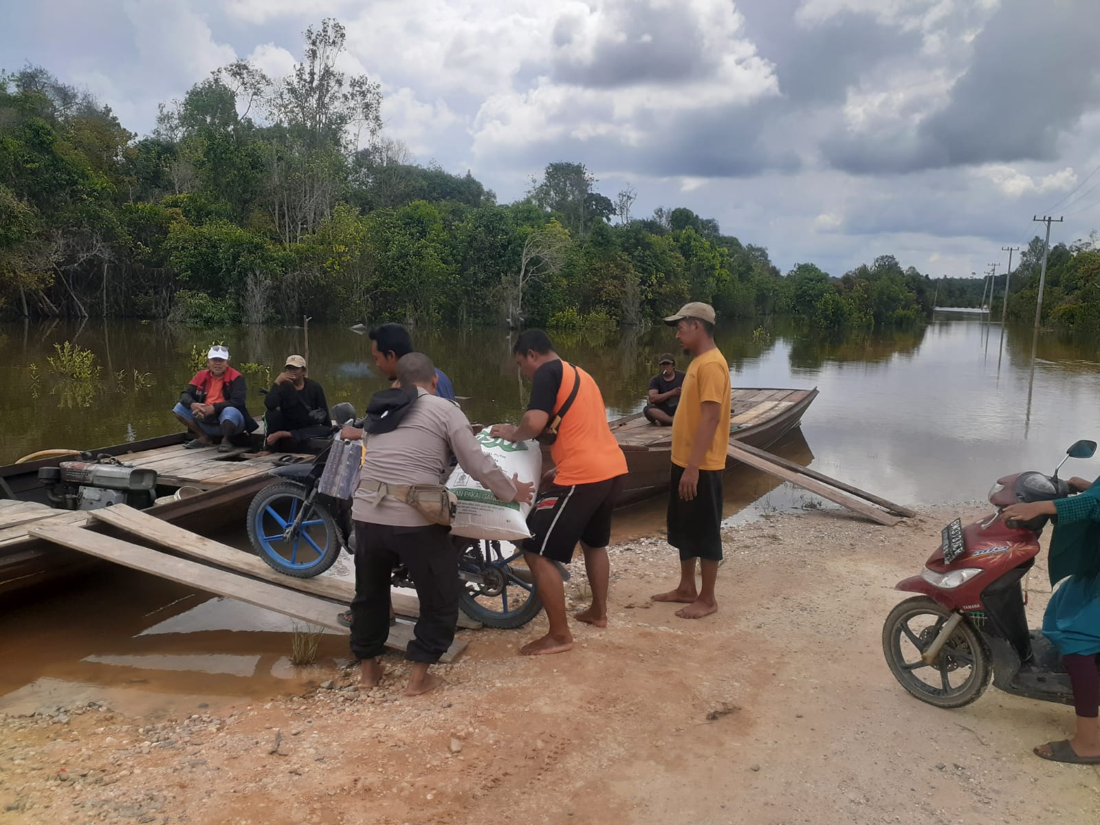 Banjir Putus Akses Desa Tambak dan Sotol, Warga Andalkan Pompong