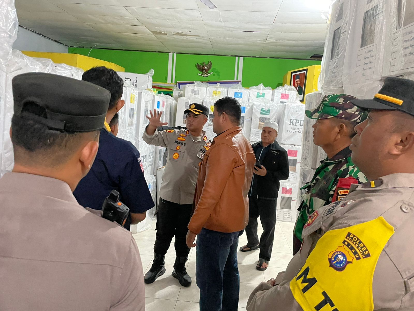 Kapolres Rohul Pastikan Hasil Rekapitulasi Surat Suara Sampai di Seluruh PPK