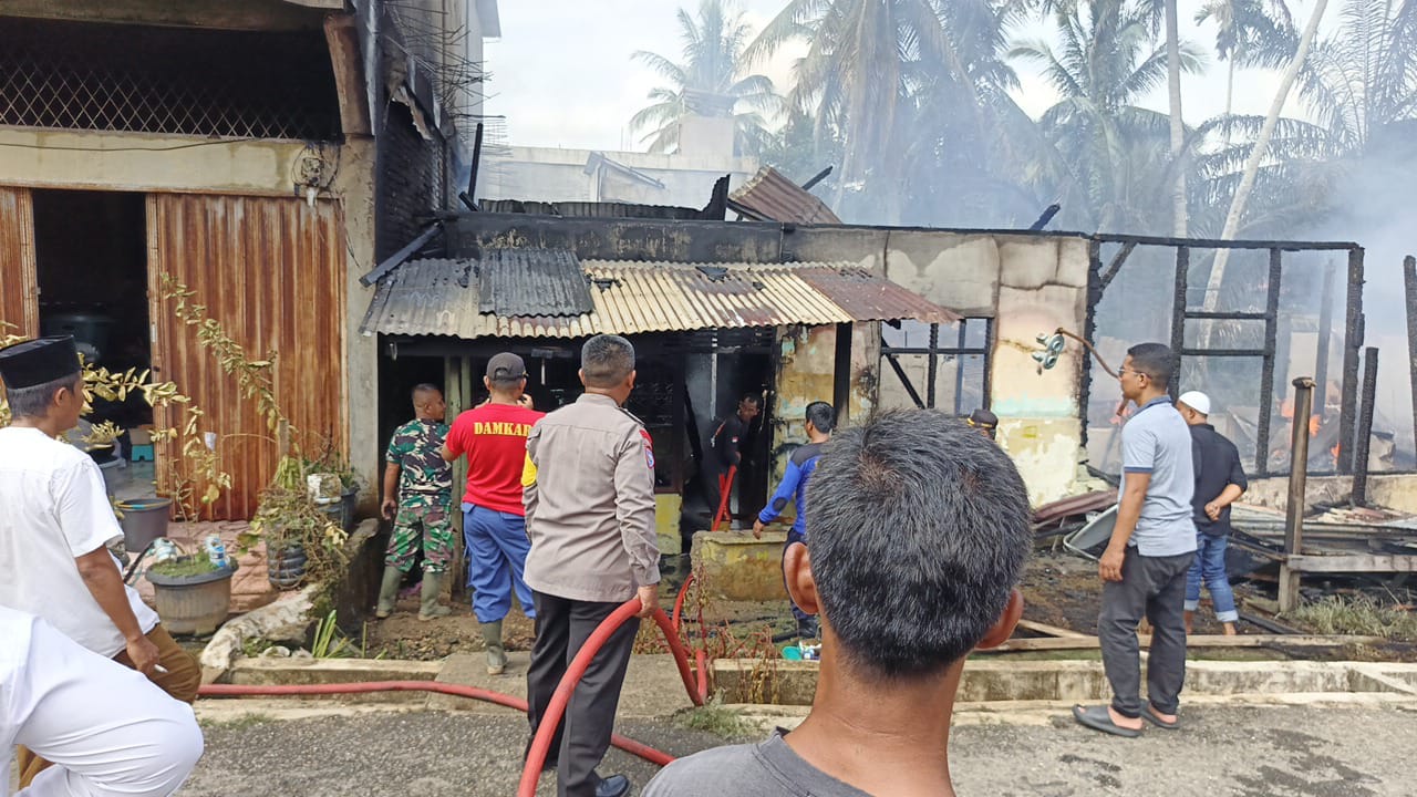 Diduga Korsleting Listrik, Satu Rumah Terbakar di Kuantan Mudik Kuansing
