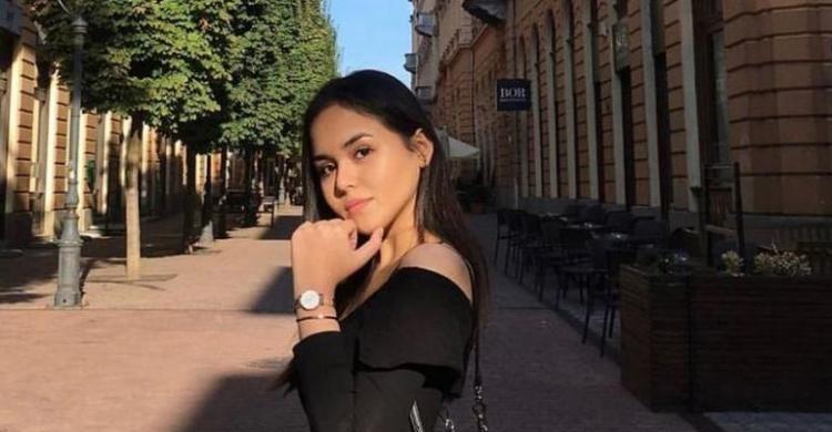 Laura Anna, Pamerin Bukti Mobil Hancur