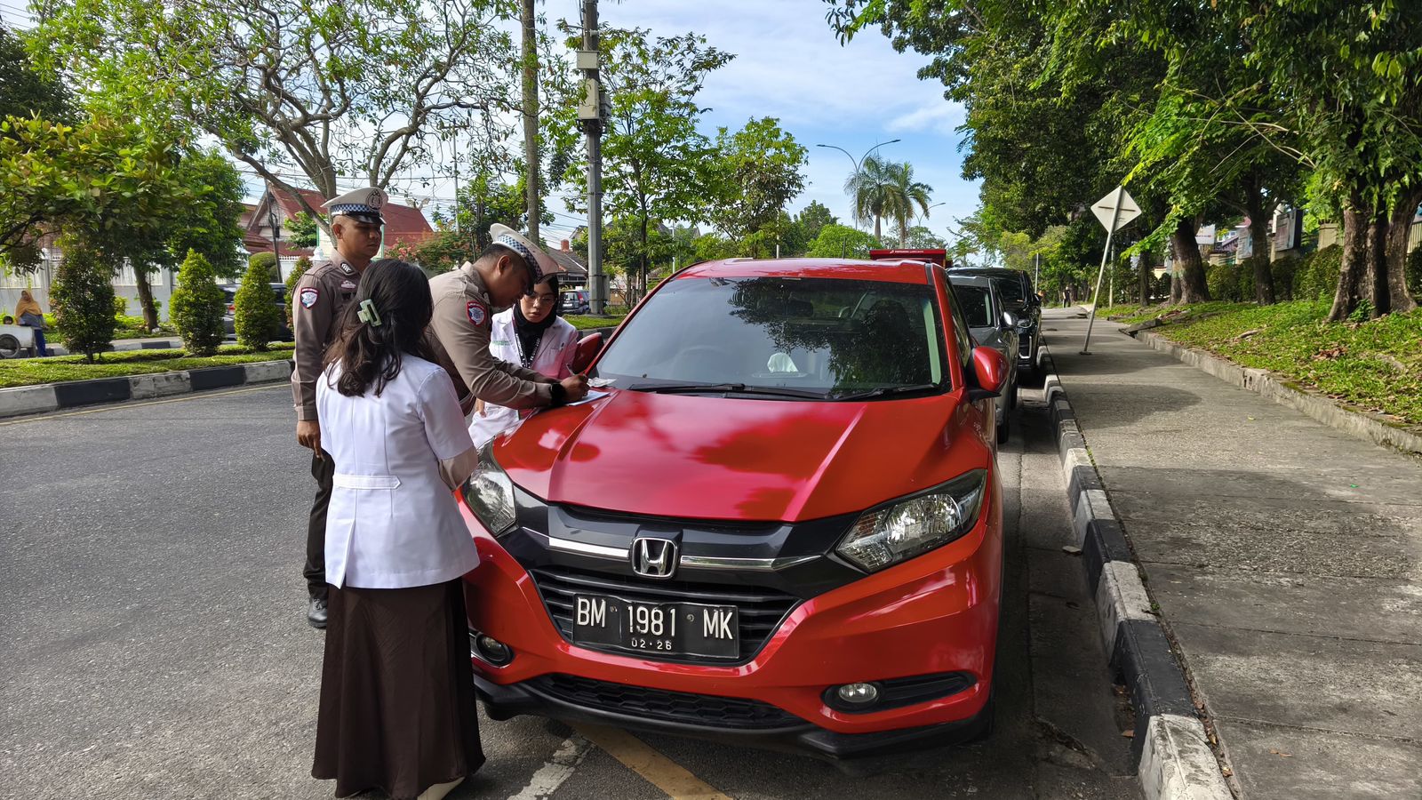 Parkir Sembarangan di Depan RSUD Arifin Achmad Pekanbaru, Puluhan Kendaraan Ditilang
