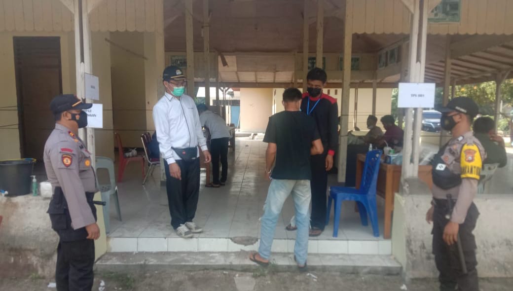 Kapolsek Kerumutan Polres Pelalawan Pantau Pelaksanaan Pemungutan Suara di TPS