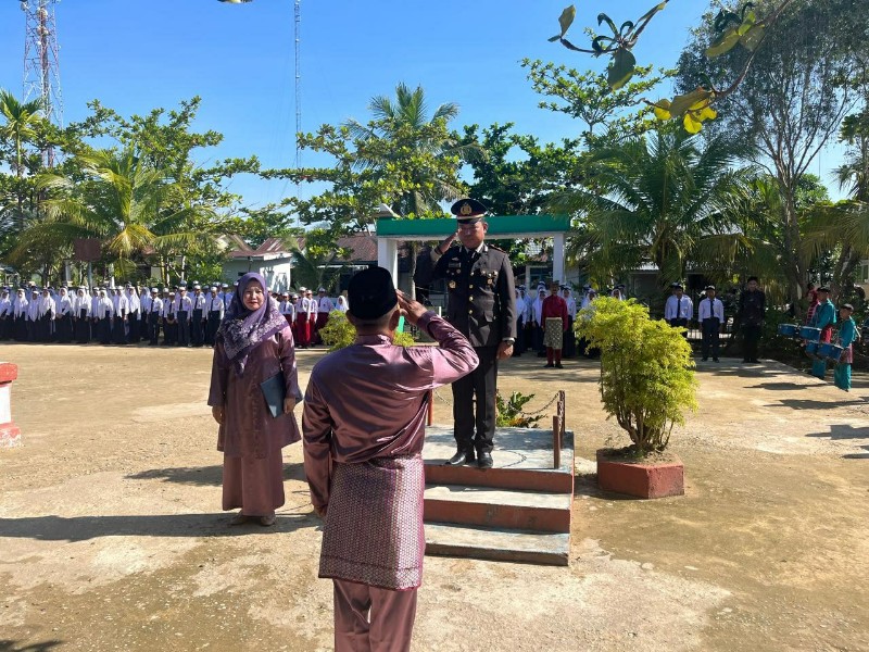 Kapolsek Gaung Pimpin Upacara Hari Pahlawan di SMP Negeri 1 Gaung