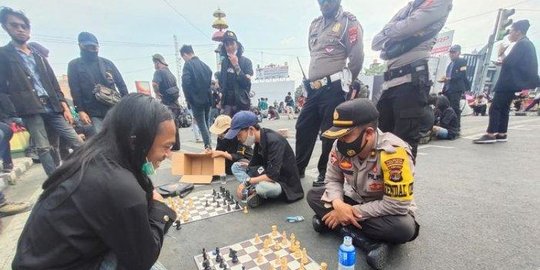 Unik! Saat Demonstrasi Penolakan UU Cipta Kerja, Polisi yang Berjaga Ditantang Main Catur Oleh Mahasiswa