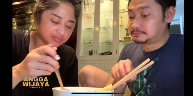 Karena Mie Instan, Dewi Perssik dan Angga Wijaya Akur
