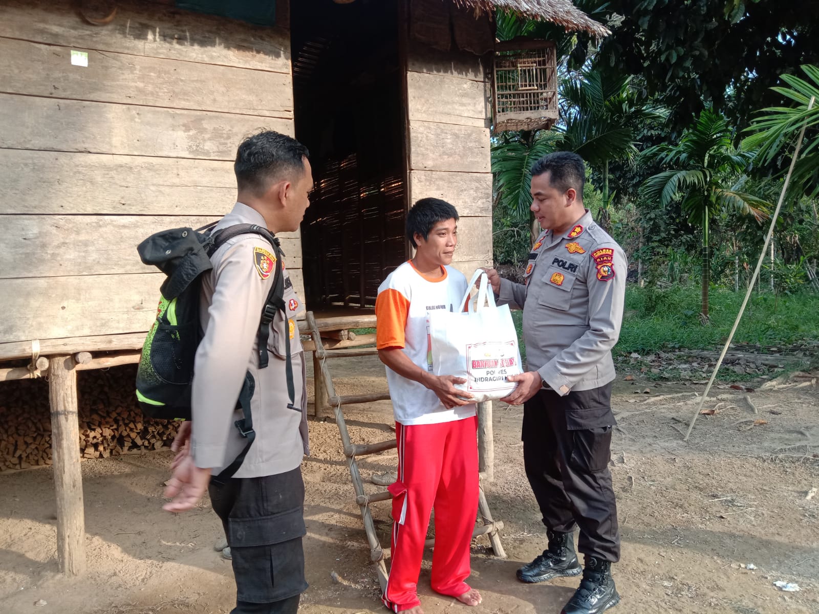 Kapolres Inhu Turun Gunung Berikan Bantuan ke Masyarakat Pedalaman Suku Talang Mamak