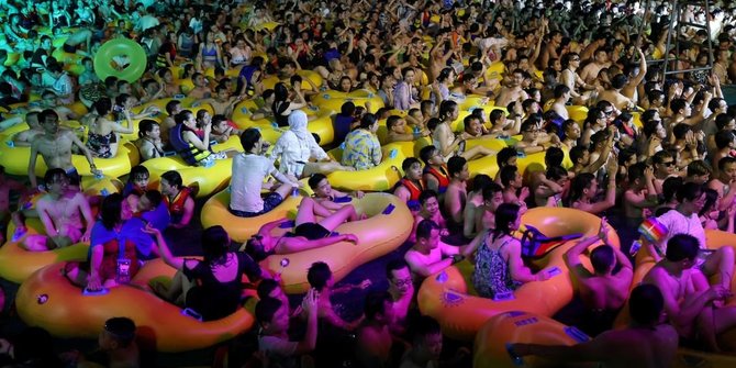 Sebelumnya Tempat Corona Berasal, Kini Ribuan Warga Wuhan Pesta di Pantai Tanpa Masker