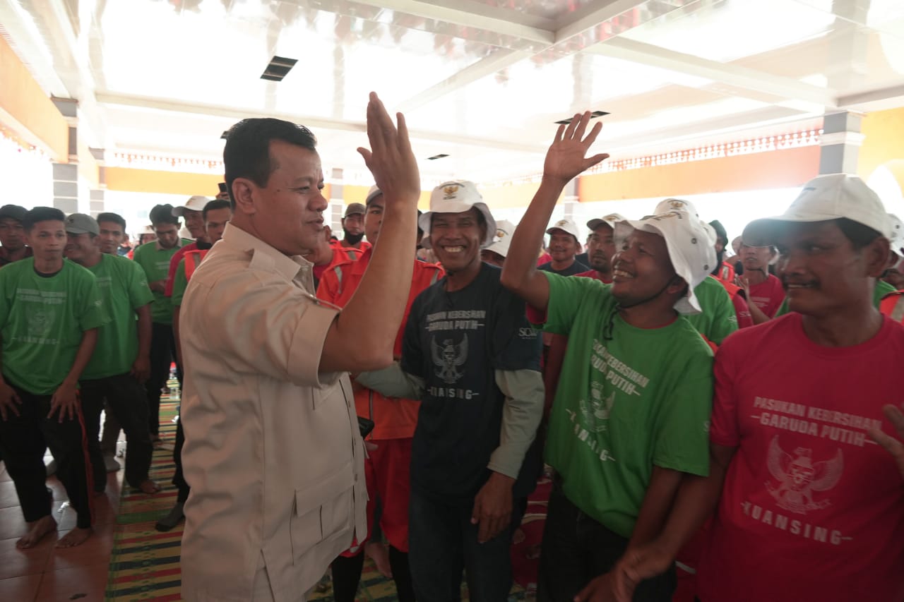 Bupati Kuansing Berikan Bonus untuk Petugas Kebersihan Pasca Pacu Jalur