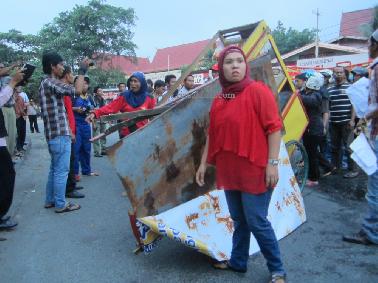 Trak ! Grobak Sate Sudirman Terjungkal