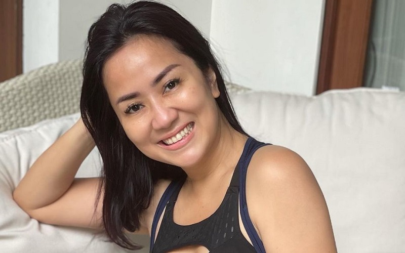 Tante Ernie Pakai Sport Bra Makin Seksi Berkulit Eksotis