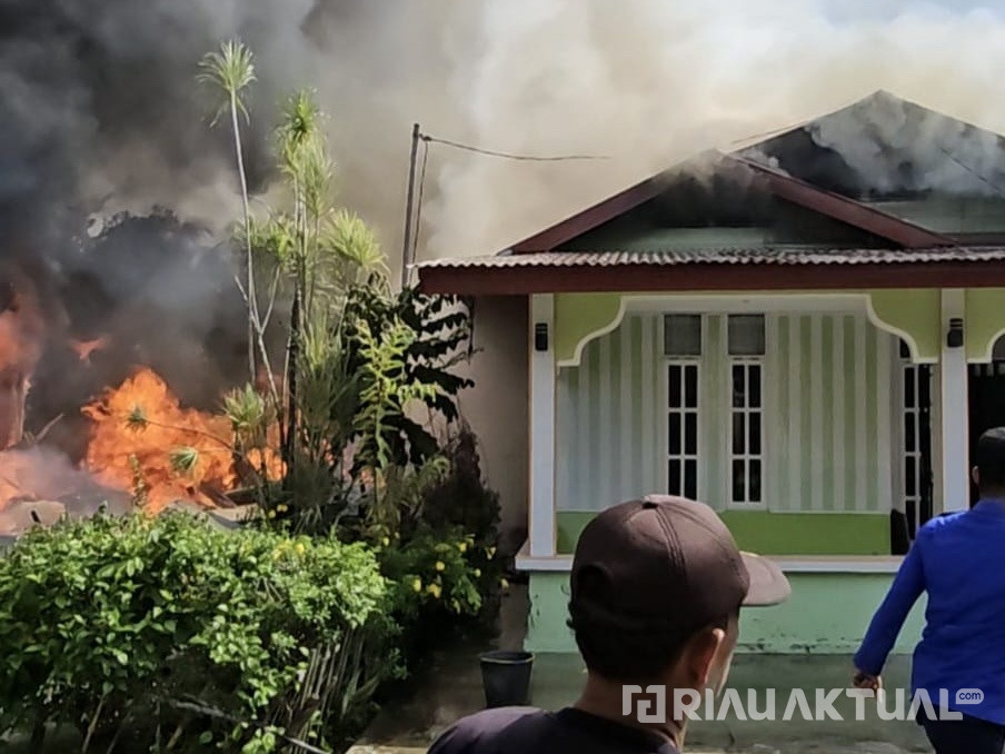 Kebakaran di Bengkalis Hanguskan Satu Rumah, Satu Lagi Nyaris Terbakar