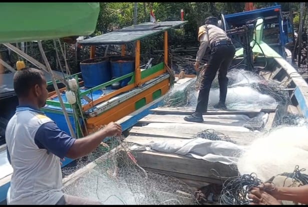 Atensi Kapolres Bengkalis, Personel Polsek Bantan Bantu Nelayan di Desa Muntai