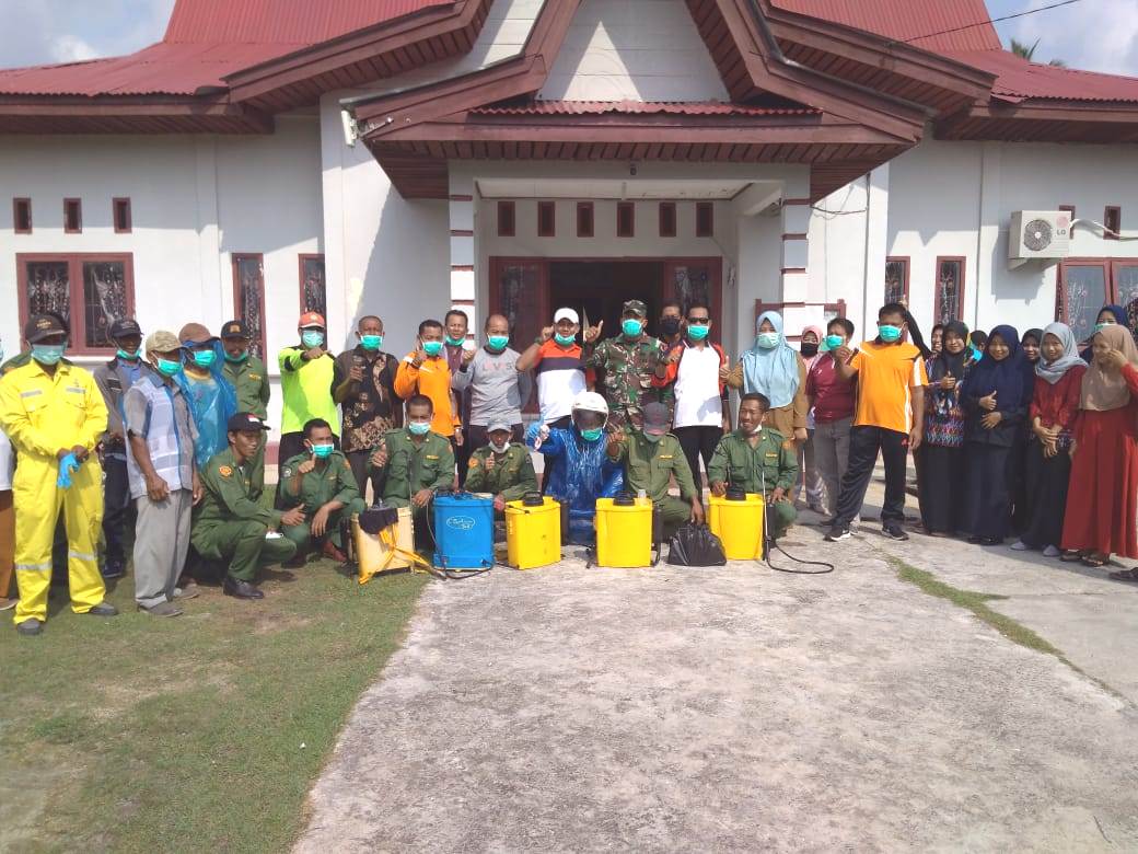 Pandemi COVID-19, Desa Bukit Batu Bagikan Tempat Cuci Tangan, dan Semprot Desinfektan Jalan Umum