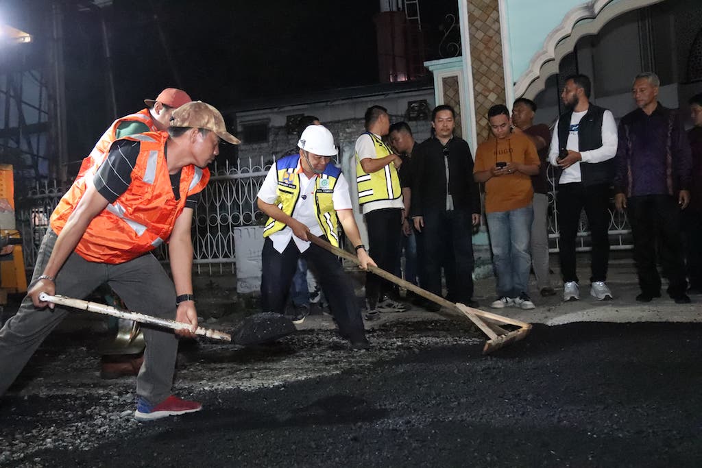 Hari Pertama Pasca Dilantik, Markarius Anwar Tinjau Perbaikan Jalan Rusak di Pekanbaru