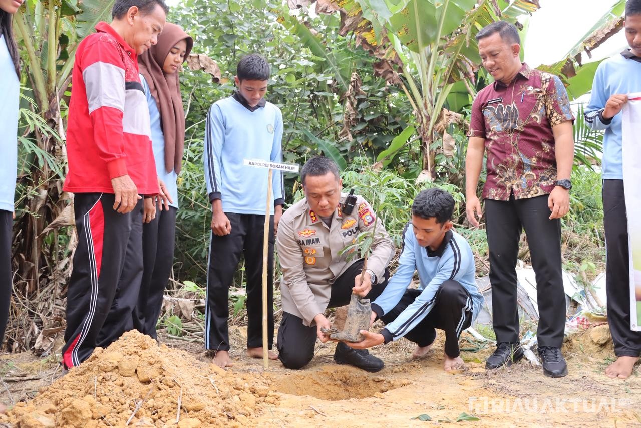 Kapolres Rohil Tanam Pohon Ajak Pelajar Peduli Lingkungan