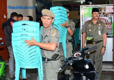 Tetap Buka Siang Hari Tim Yustisi Angkut Kursi Rumah makan