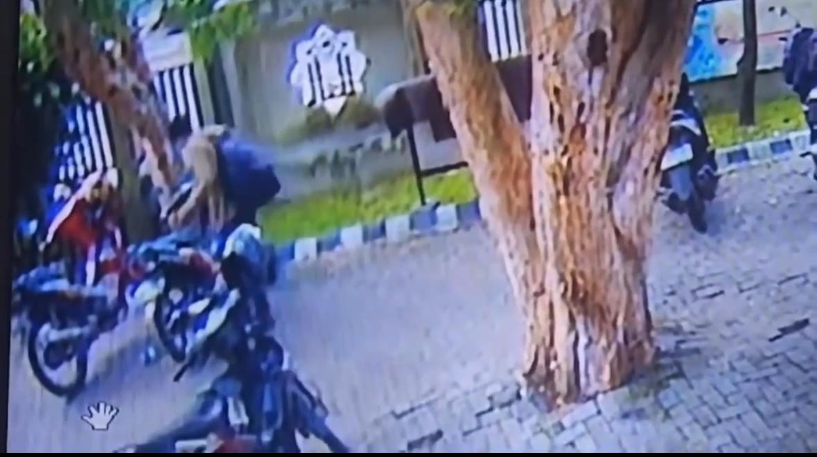 Terekam CCTv, Pencuri Gasak Motor Jamaah di Masjid Al Falah Jalan Sumatera Pekanbaru