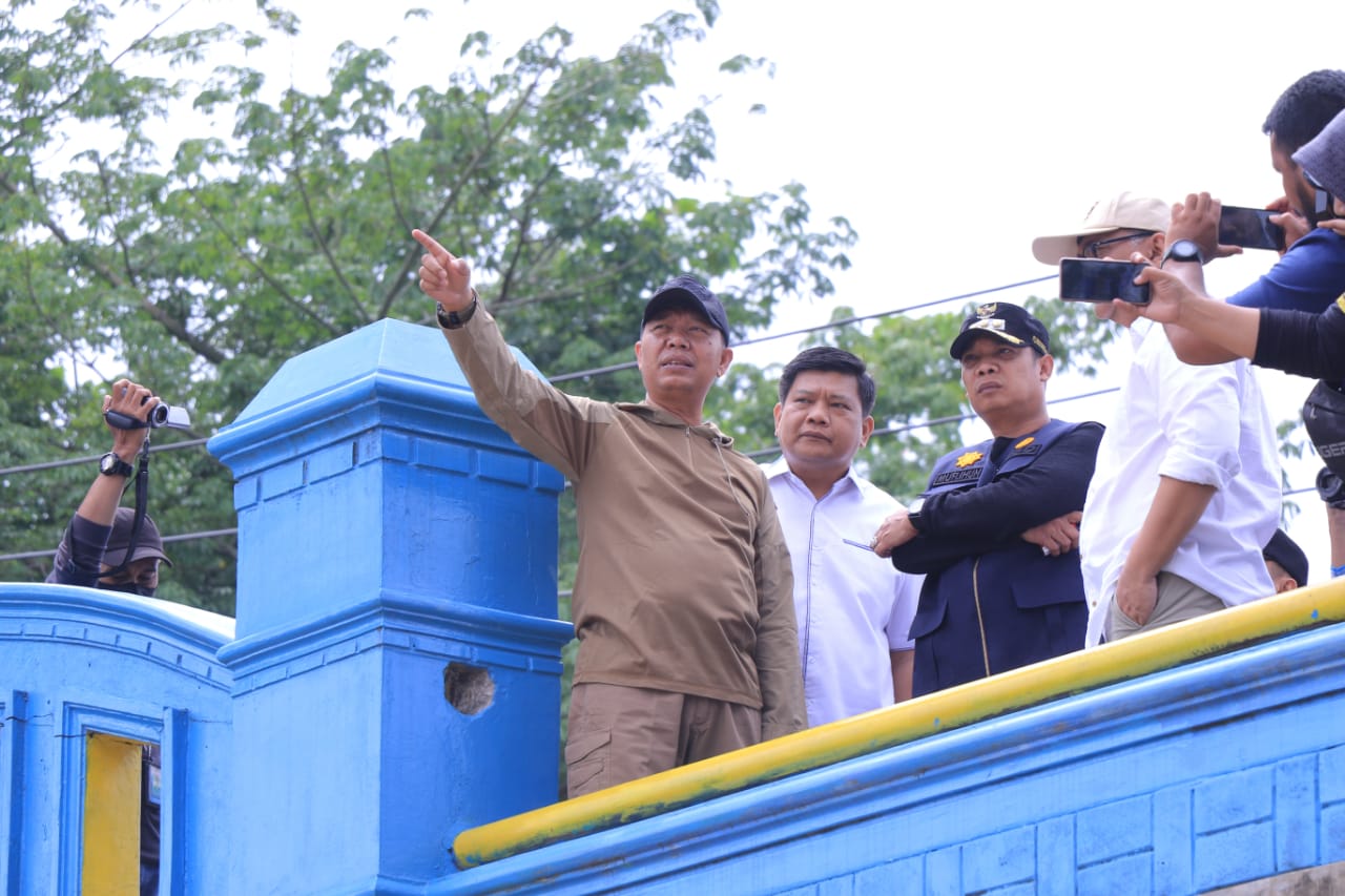 Jembatan Sumbat Drainase Dibongkar, Banjir di Arifin Achmad Mulai Berkurang
