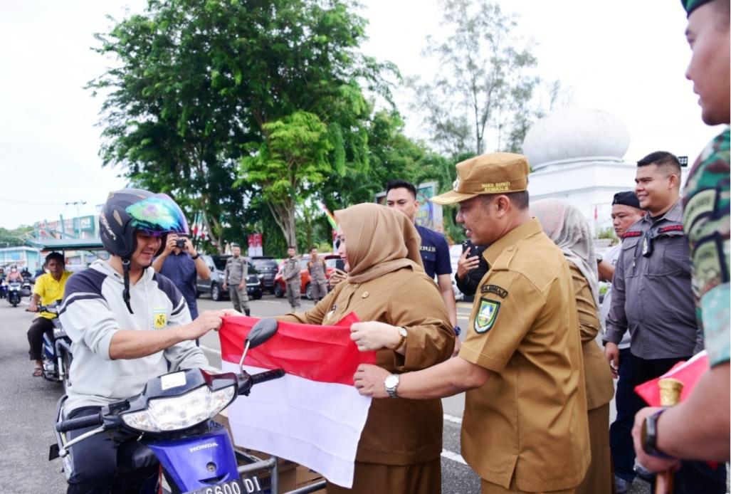 Sambut Hari Kemerdekaan, Bupati dan Wabup Bengkalis Bagikan Bendera Merah Putih ke Masyarakat