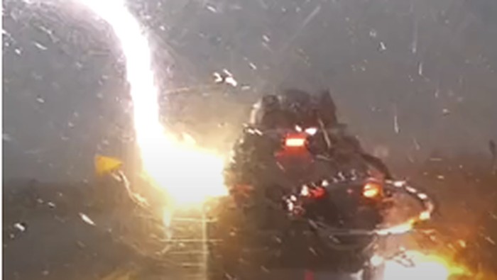 Mobil Tersambar Petir saat Berhenti di Jalan, Lakukan Hal Ini Supaya Aman