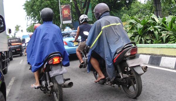 Pakai Sandal Naik Motor Tidak Dilarang, Tapi...