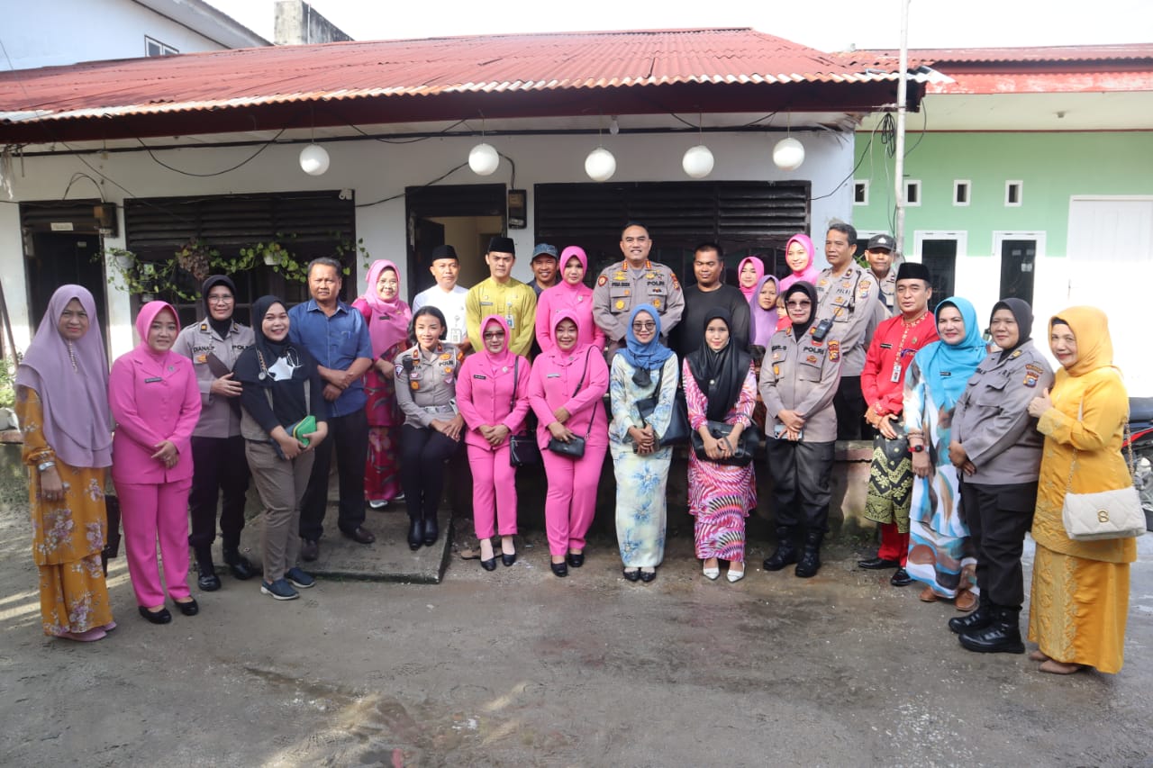 Polresta Pekanbaru Bersama BKKBN Riau Beri Bantuan Sembako Kepada Penderita Stunting