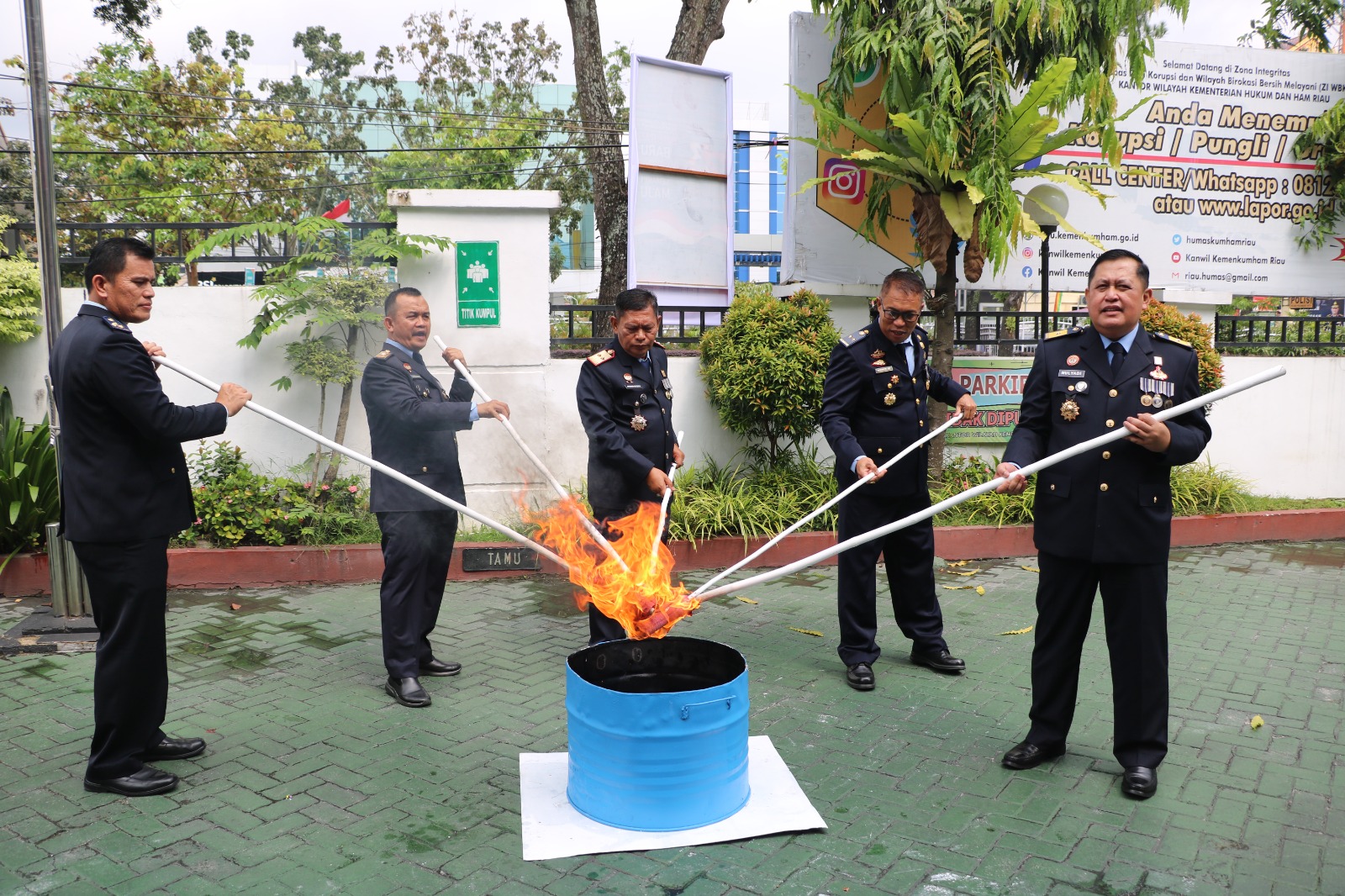 Kanwil Kemenkumham Riau Musnahkan 717 Handphone Hasil Razia Lapas