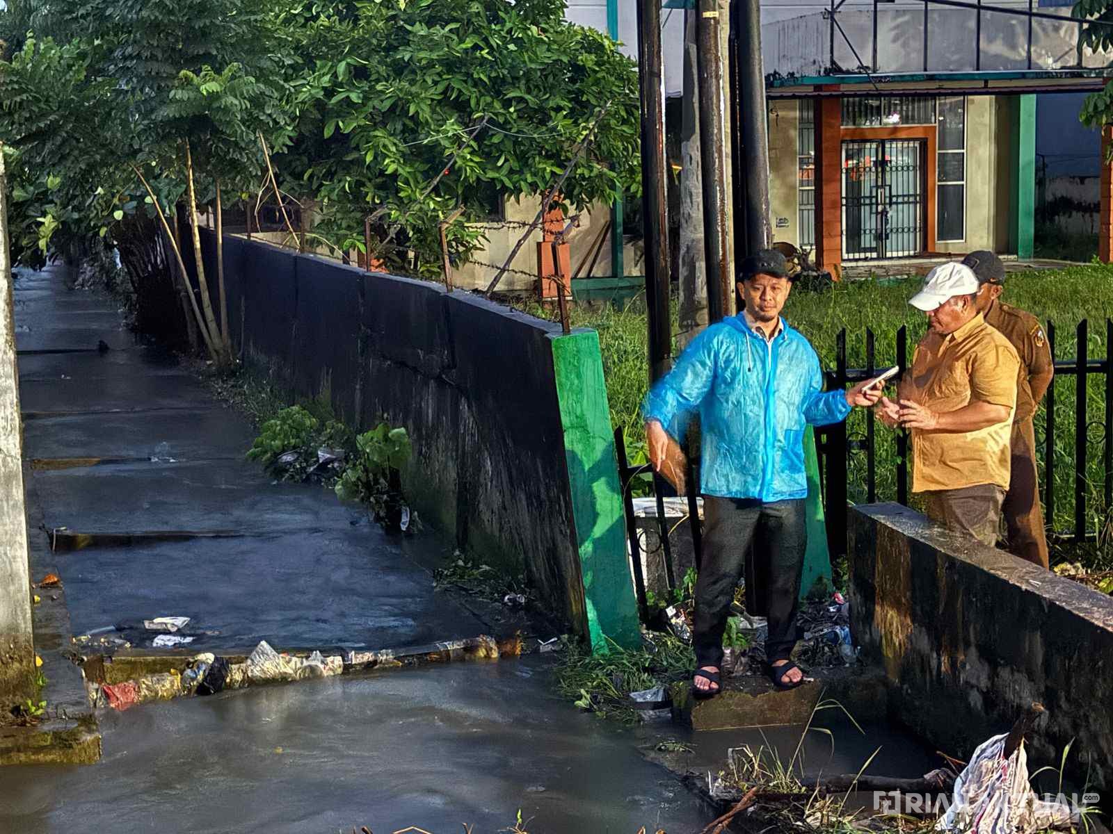 Pekanbaru Diguyur Hujan Lebat, Wako Agung Turun Cek Sumbatan Drainase Pasar Arengka
