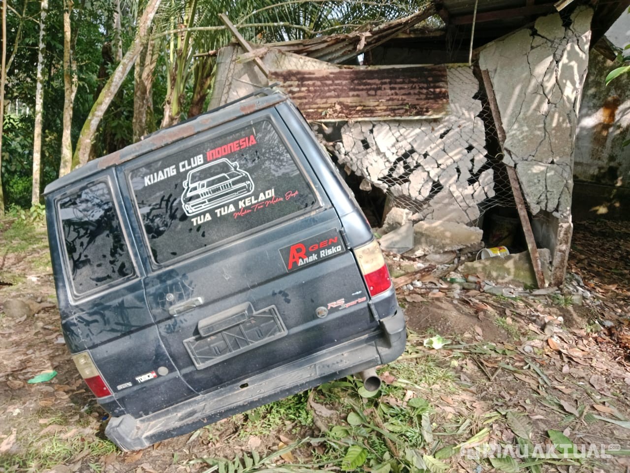 Diduga Sopir Mengantuk, Mobil Membawa Jerigen Bensin Tanpa Nomor Polisi Seruduk Rumah di Kuansing