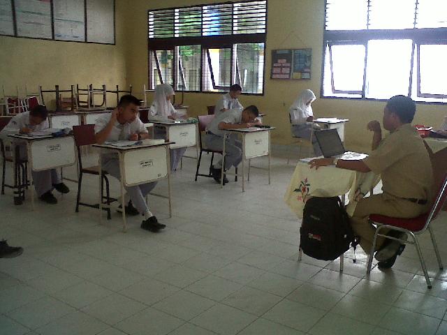 Hari UN Pertama di SMA Pekanbaru Lancar, Satu Murid SMK Sakit