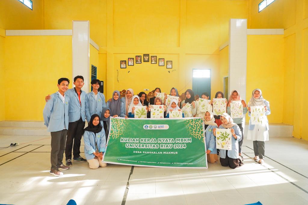 Mahasiswa KKN MBKM UNRI Sosialisasikan Pembuatan Batik Ecoprint di Kampung Pangkalan Makmur