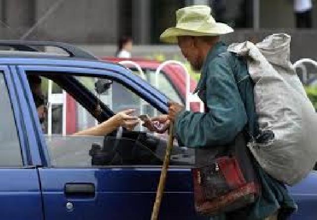 Dinsos Imbau Warga Tak Beri Sumbangan untuk Pengemis di Lampu Merah