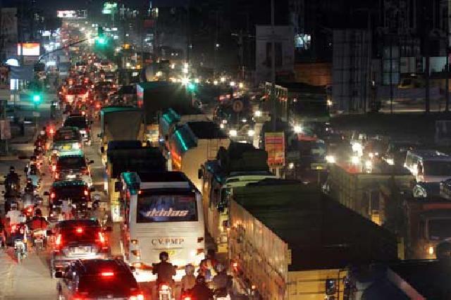 Kembali Jalur Lambat HR Soebrantas Jadi Sasaran PKL
