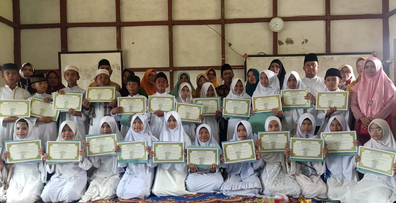 Wali Murid Terharu Anaknya Khataman Alquran di Madrasah Ibtidaiyah Negeri I Tembilahan
