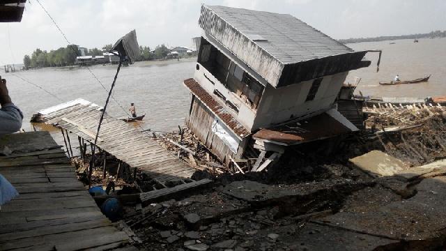 Longsor di Kuala Enok Inhil, 70 Meter Jalan Beton dan Tiga Gudang Runtuh ke Laut
