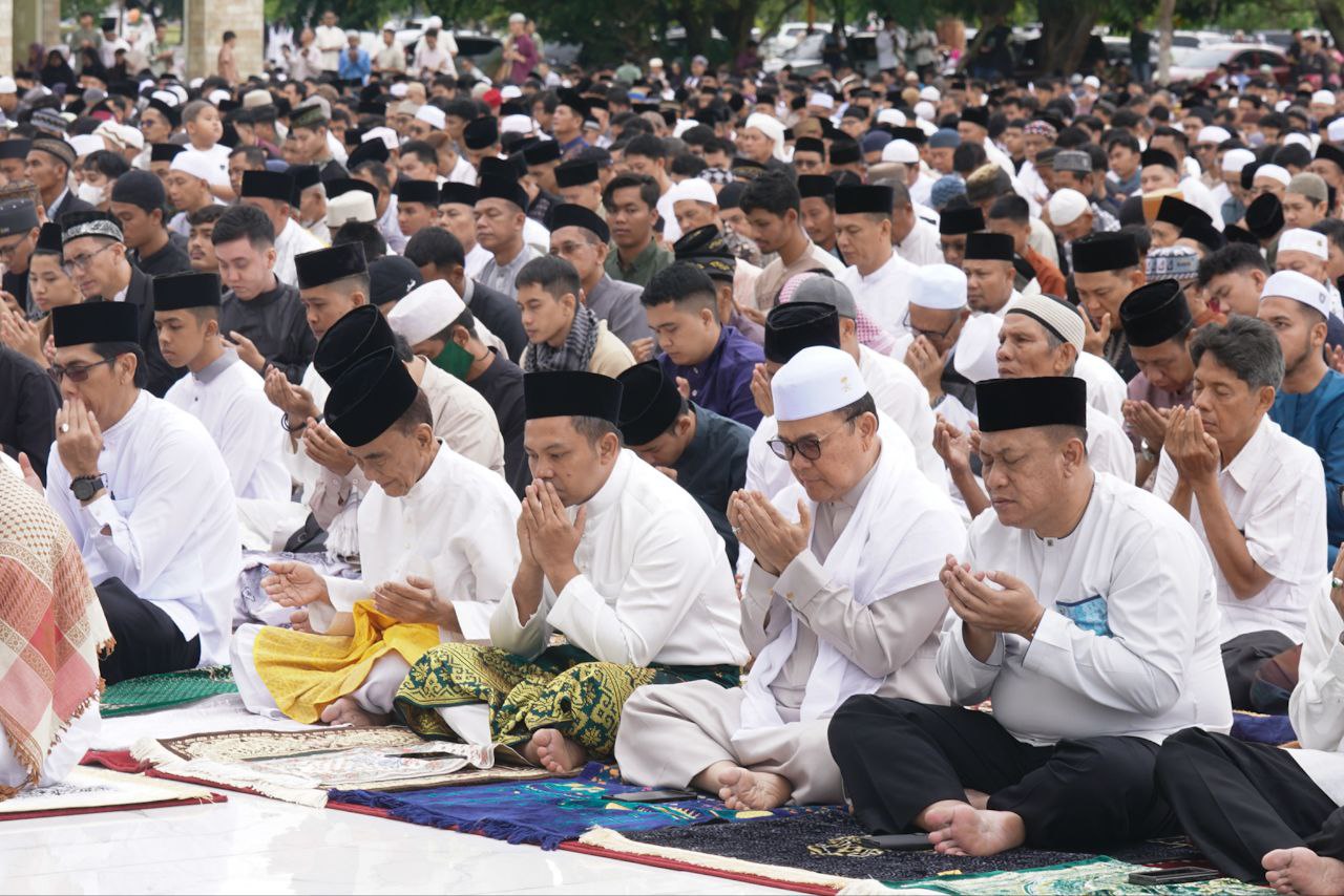 Suasana Syahdu Idulfitri 1446 H di Masjid Raya Annur Riau, Gubri Abdul Wahid Ajak Perkuat Silaturahmi