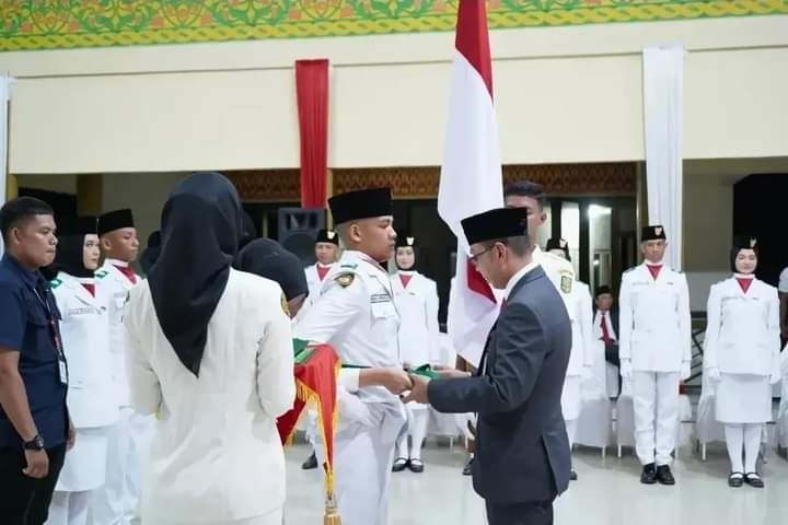 Pj Sekda Kukuhkan 34 Anggota Paskibraka Kuantan Singingi