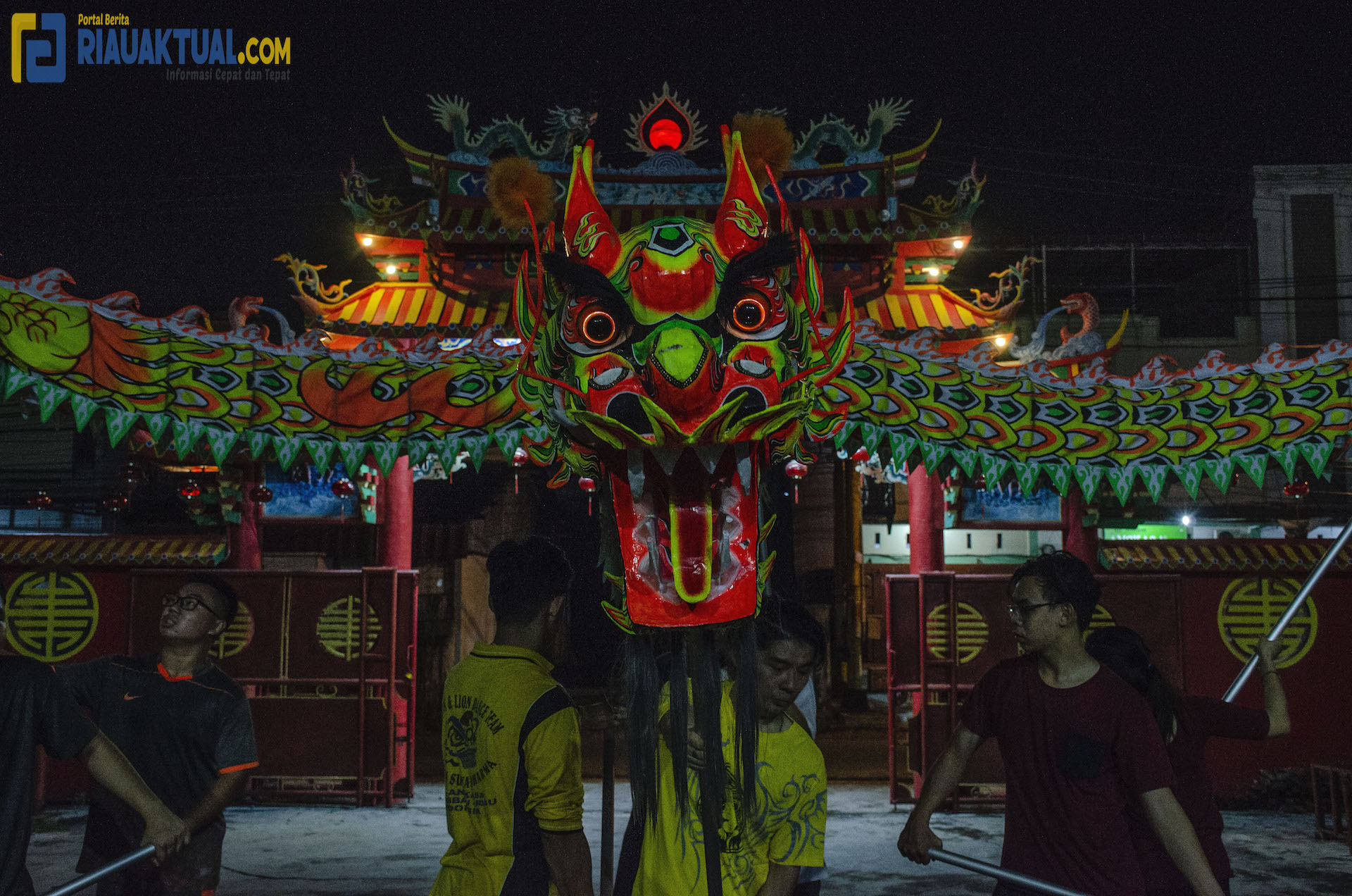 Kelompok Barongsai Naga Emas Berlatih Liong Jelang Tahun Baru Imlek 2574