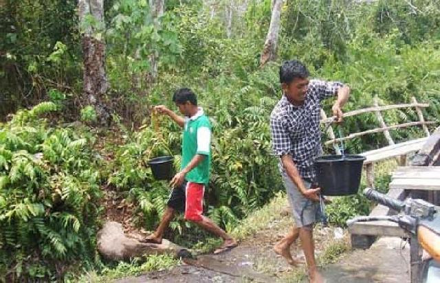 Kemarau, Warga Meranti Minum Air Tanah Gambut Berwarna Merah